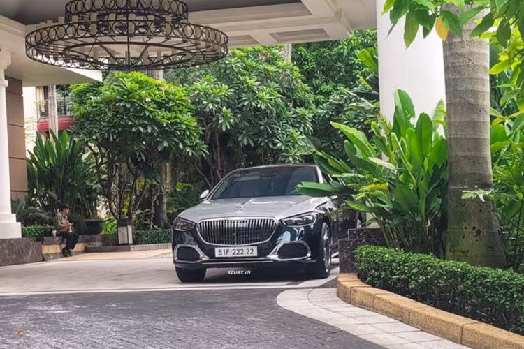 Xe có hệ thống thông tin giải trí bao gồm: màn hình cảm ứng kích thước 12.8 inch công nghệ OLED, hỗ trợ kết nối Apple CarPlay/Android Auto, điều khiển bằng cử chỉ MBUX Interior Assistant, đi kèm 2 màn hình giải trí trên lưng ghế trước 11,6 inch