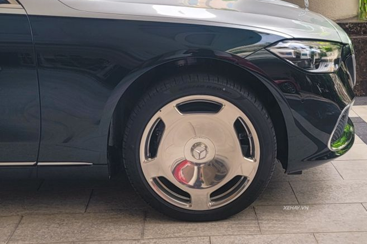 Và máy tính bảng có thể tháo rời tại cụm điều khiển nằm giữa 2 ghế sau. Hệ thống âm thanh Burmester Surround High-end 4D với 15 loa và công suất tối đa 710W, mang lại trải nghiệm sống động, đầy ấn tượng.