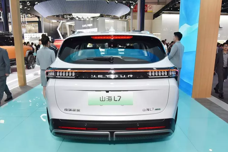 Về pin, chiếc xe sẽ được trang bị pin lithium ternary của Guoxuan Hi-Tech. Thời lượng pin và các dữ liệu liên quan khác như giá xe Chery Jetour Shanhai L7 2024 vẫn chưa được công bố chính thức.