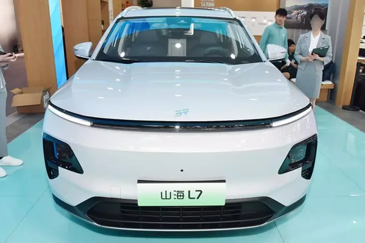 Tại Triển lãm ô tô Bắc Kinh 2024, Chery Jetour Shanhai L7 2024 mới đã ra mắt. Chiếc xe này được định vị là một chiếc SUV cỡ trung và sử dụng hệ thống plug-in hybrid.