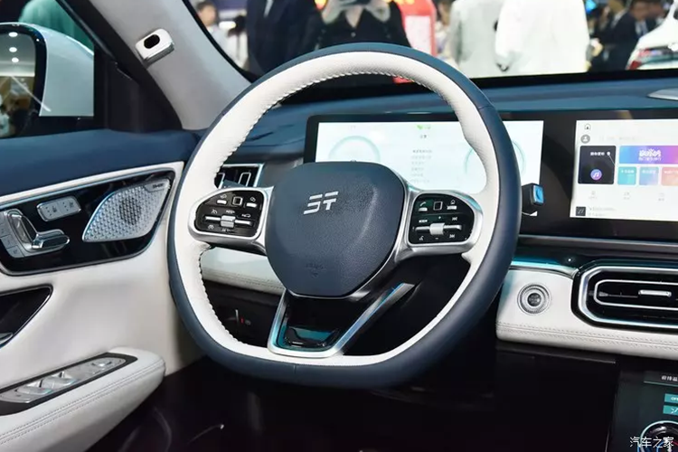 Ngoài ra, đối với phần gầm dưới, Chery Jetour Shanhai L7 mới nên sử dụng các tấm ốp màu đen có viền chrome kim loại để tăng thêm cảm giác thể thao. Nhìn từ bên hông, xe mới sẽ có phiên bản 5 chỗ và 7 chỗ tùy theo phiên bản mà kích thước cũng sẽ khác nhau.