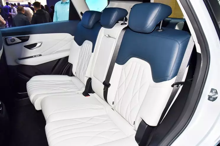 Về nội thất, ngôn ngữ thiết kế tổng thể của chiếc xe SUV cỡ trung Chery Jetour Shanhai L7 vẫn đơn giản và trang nhã. Ngoài bảng đồng hồ và màn hình điều khiển trung tâm sẽ còn được trang bị màn hình hiển thị chức năng bên dưới.