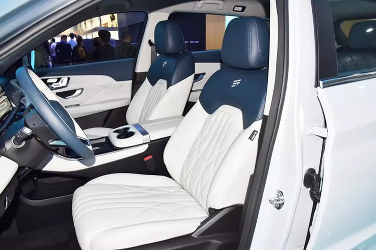 Một số nút vật lý được giữ lại bên dưới điều khiển trung tâm để thích ứng với các thao tác chức năng trong các tình huống khác nhau. Ngoài ra, ghế trên xe Chery Jetour Shanhai L7 có hai màu phối họa tiết kim cương và thêu logo.