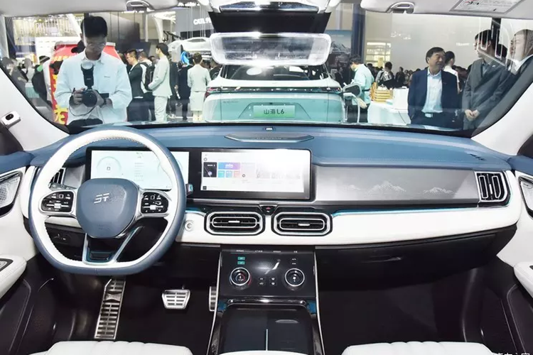 Đầu tiên là việc Chery Jetour Shanhai L7 áp dụng thiết kế tổng thể đơn giản và công nghệ, với mặt trước được bao bọc hoàn toàn, phía trên có đèn chiếu sáng ban ngày dạng xuyên suốt và cụm đèn cỡ lớn ở hai bên phía dưới.