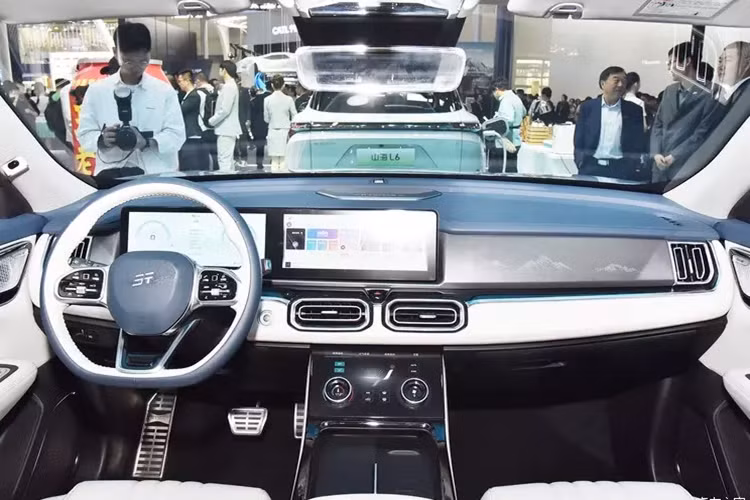 Đầu tiên là việc Chery Jetour Shanhai L7 áp dụng thiết kế tổng thể đơn giản và công nghệ, với mặt trước được bao bọc hoàn toàn, phía trên có đèn chiếu sáng ban ngày dạng xuyên suốt và cụm đèn cỡ lớn ở hai bên phía dưới.