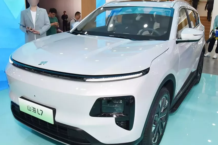 Xe có diện mạo mới và được trang bị đến ba màn hình, giúp cho người dùng trải nghiệm đầy đủ các tính năng nhất của xe. Về ngoại hình, tham khảo những hình ảnh ứng dụng lộ diện trước đó, chiếc xe SUV Chery Jetour Shanhai L7 đã có những thay đổi lớn.