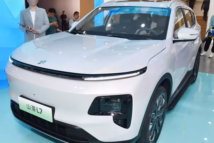 Xe có diện mạo mới và được trang bị đến ba màn hình, giúp cho người dùng trải nghiệm đầy đủ các tính năng nhất của xe. Về ngoại hình, tham khảo những hình ảnh ứng dụng lộ diện trước đó, chiếc xe SUV Chery Jetour Shanhai L7 đã có những thay đổi lớn.