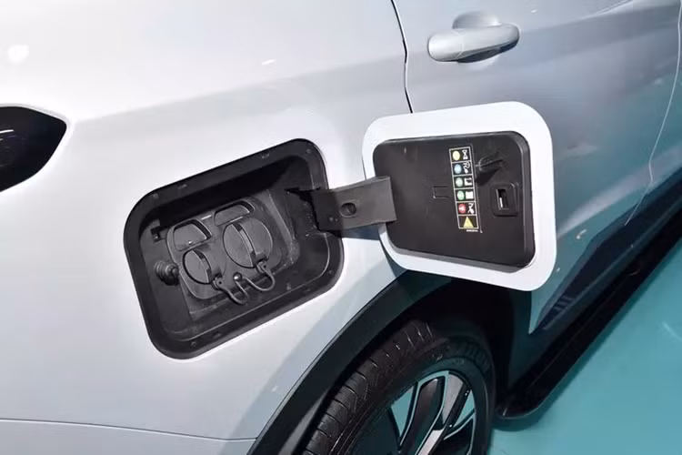 Cụ thể, bên trong chiếc Chery Jetour Shanhai L7 trưng bày tại triển lãm có nội thất màu trắng và xanh có thêu lưới. Xe còn có màn hình kiểm soát khí hậu dường như tích hợp một vài mặt số theo một cách tiếp cận khá mới lạ.