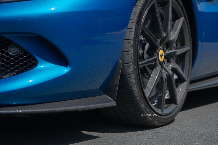 Cung cấp sức mạnh cho Ferrari 296 GTS hệ truyền động plug-in hybrid, gồm một động cơ V6 tăng áp kép 3.0L, sản sinh công suất 663 mã lực và một mô-tơ điện cung cấp thêm 164 mã lực.