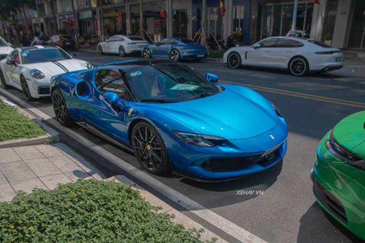 Không sở hữu “bộ cánh” màu đỏ giống chiếc Ferrari 296 GTS mui trần đầu tiên về Việt Nam, chiếc thứ 2 này có ngoại thất được sơn màu xanh đậm, đi cùng một số chi tiết màu đen làm điểm nhấn.