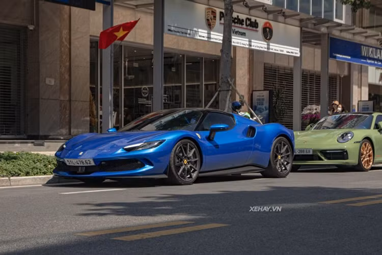 Được biết, chiếc xe Ferrari 296 GTS tại Việt Nam này thuộc sở hữu của một đại gia ở TP.HCM. Trước đó, xe từng lăn bánh với biển tạm “sảnh rồng” là T60-345.67.