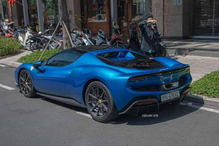 Xe cũng được trang bị bộ mâm đa chấu kép, khác biệt so với chiếc xe đầu tiên. Ferrari 296 GTS vẫn thừa hưởng sức mạnh như siêu xe Ferrari 296 GTB nhưng lại có lợi thế ở việc phần mui xe có thể dễ dàng đóng hoặc mở trong thời gian 14 giây.