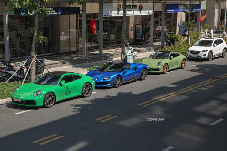 Quá trình đóng/mở mui xe Ferrari 296 GTS mới xuất hiện tại Thành phố Hồ Chí Minh khá tiện lợi vì hãng xe Ý đã tích hợp vào bảng điều khiển trung tâm thêm nút đóng/mở mui cùng đúng nâng/hạ cửa sổ nhỏ.