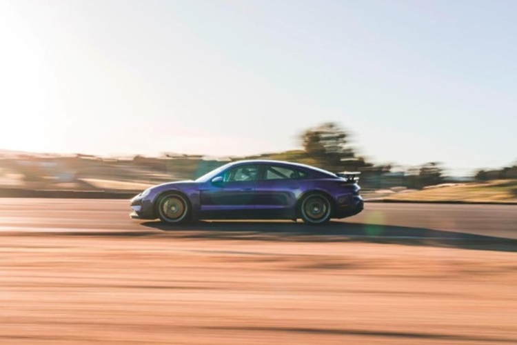 Ra mắt toàn cầu từ đầu năm 2024, Porsche Taycan Turbo GT được xem là phiên bản mạnh nhất của dòng xe Taycan khi được trang bị hai môtơ điện cho công suất lên đến 777 mã lực và mô-men xoắn 1.339 Nm.