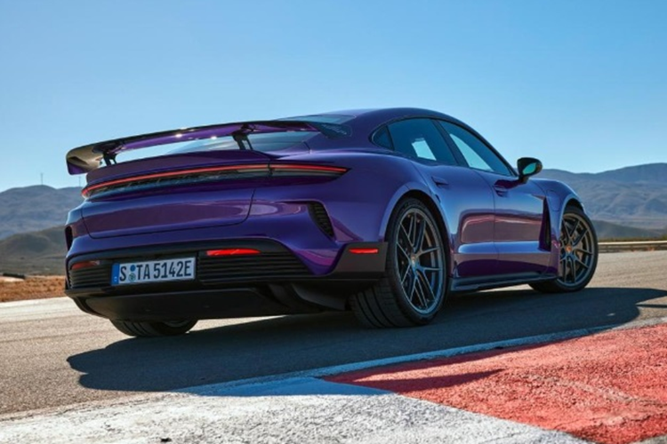 Porsche Taycan Turbo GT 2024 mới có thể đạt công suất 1.019 mã lực thông qua chế độ mới Attack hoặc 1.092 mã lực trong 2 giây nhờ chế độ Launch Control. Theo thông số của nhà sản xuất, xe có khả năng đạt tốc độ tối đa 289 km/h và tăng tốc 0-96km/h trong 2,2 giây hoặc 2,1 giây với gói tùy chọn Weissach.