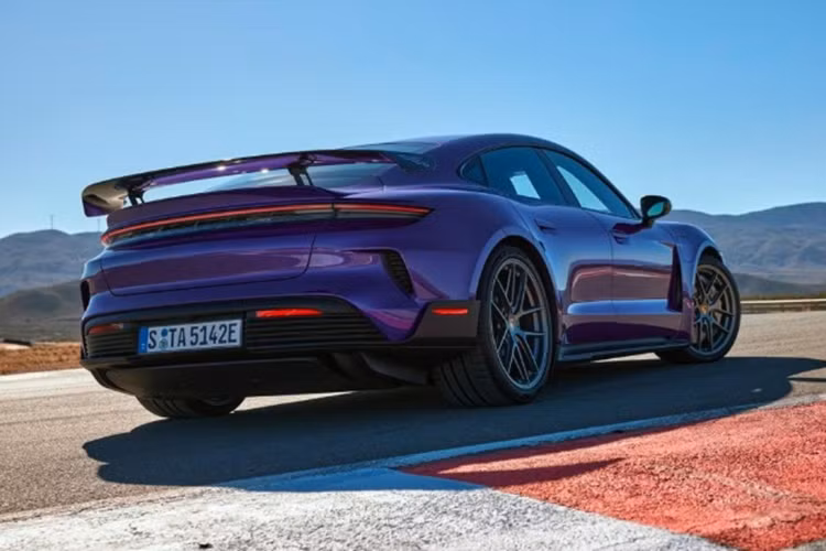 Porsche Taycan Turbo GT 2024 mới có thể đạt công suất 1.019 mã lực thông qua chế độ mới Attack hoặc 1.092 mã lực trong 2 giây nhờ chế độ Launch Control. Theo thông số của nhà sản xuất, xe có khả năng đạt tốc độ tối đa 289 km/h và tăng tốc 0-96km/h trong 2,2 giây hoặc 2,1 giây với gói tùy chọn Weissach.