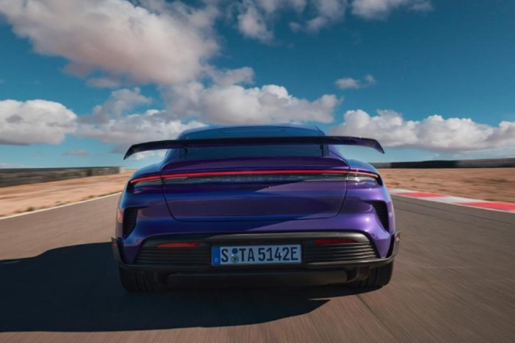 Theo thử nghiệm của tạp chí Car and Driver, mẫu xe Taycan Turbo GT chỉ mất 1.91 giây để tăng tốc từ 0-96 km/h trong lần thử nghiệm thứ 1, ở lần thử nghiệm thứ 2 cũng cho ra kết quả ấn tượng với con số 1.898 giây.