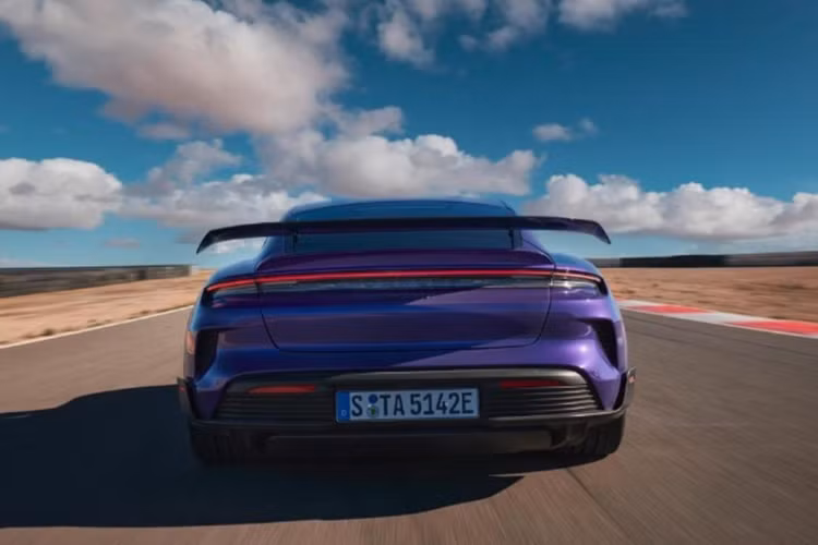 Theo thử nghiệm của tạp chí Car and Driver, mẫu xe Taycan Turbo GT chỉ mất 1.91 giây để tăng tốc từ 0-96 km/h trong lần thử nghiệm thứ 1, ở lần thử nghiệm thứ 2 cũng cho ra kết quả ấn tượng với con số 1.898 giây.