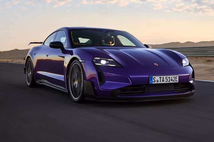 Chiếc xe được thử nghiệm trên mặt đường bê tông tiêu chuẩn và mẫu Taycan được thử nghiệm không phải bản nhẹ nhất. Porsche Taycan tại Việt Nam được bán ra với 8 phiên bản, cùng mức giá dao động từ 4,26 tỷ - 8.5 tỷ đồng. Mức giá này chưa bao gồm các tùy chọn cá nhân hóa khác.