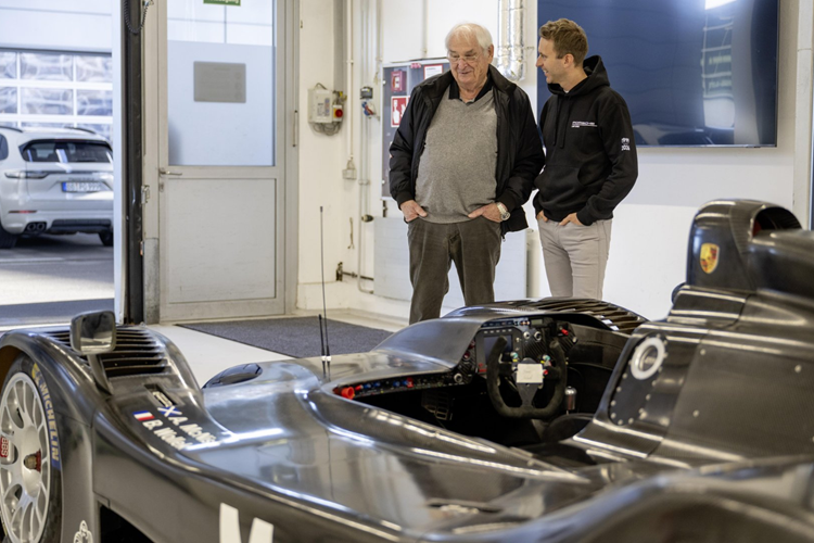 Giám đốc điều hành hiện tại của Porsche, Thomas Laudenbach, nhớ lại khoảng thời gian đó như một bước ngoặt: “Tôi là một kỹ sư ô tô trẻ khi tham gia dự án và chúng tôi là một nhóm nhỏ. Tất cả chúng tôi đều làm việc trên mọi thứ, từ phát triển cơ khí đến ứng dụng.