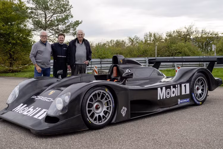 Giờ đây, nhóm Di sản và Bảo tàng Porsche, “bóng ma Weissach” này lại một lần nữa được mang ra chinh phục đường đua. Porsche LMP 2000 được phát triển như một ứng cử viên hàng đầu tại Giải đua 24 Hours of Le Mans.