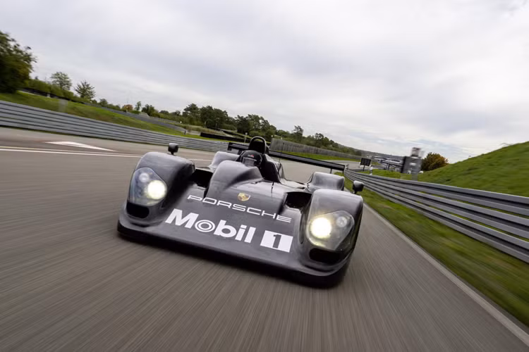 Tuy nhiên, giữa chừng quá trình phát triển, thương hiệu đã quyết định hủy bỏ dự án siêu xe Porsche LMP 2000 vì lý do ngân sách ngay sau khi chiếc xe hoàn thành. Tính đến nay, nguyên mẫu này chưa bao giờ có cơ hội thể hiện tiềm năng của mình trong các cuộc đua.