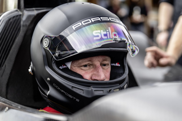 Điều đó thật tuyệt đối với tôi vì đó là lần đầu tiên tôi làm việc trong một dự án đua xe thể thao và đặc biệt là một dự án bắt đầu từ con số không và tôi thật vinh dự khi được làm việc cho Porsche, đội đã giành chiến thắng tại Le Mans năm 1998.