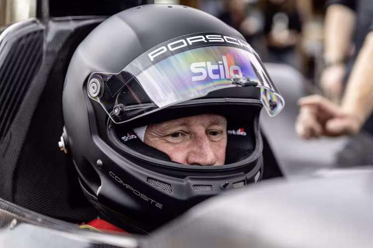 Điều đó thật tuyệt đối với tôi vì đó là lần đầu tiên tôi làm việc trong một dự án đua xe thể thao và đặc biệt là một dự án bắt đầu từ con số không và tôi thật vinh dự khi được làm việc cho Porsche, đội đã giành chiến thắng tại Le Mans năm 1998.