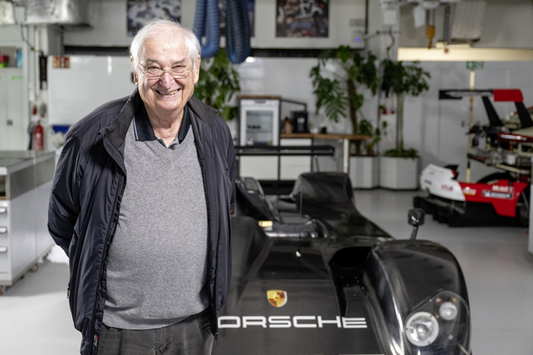 Sau khi cầm lái, Allan McNish cho biết: “Cảm giác như tôi trở lại tuổi 25. Thật tuyệt khi được nghe lại tiếng động cơ V10 này. Đi xuống đường thẳng phía sau, đạp hết ga và lắng nghe tiếng động cơ gầm rú trên 7.000 vòng/phút. Đó là một âm thanh tuyệt vời.”