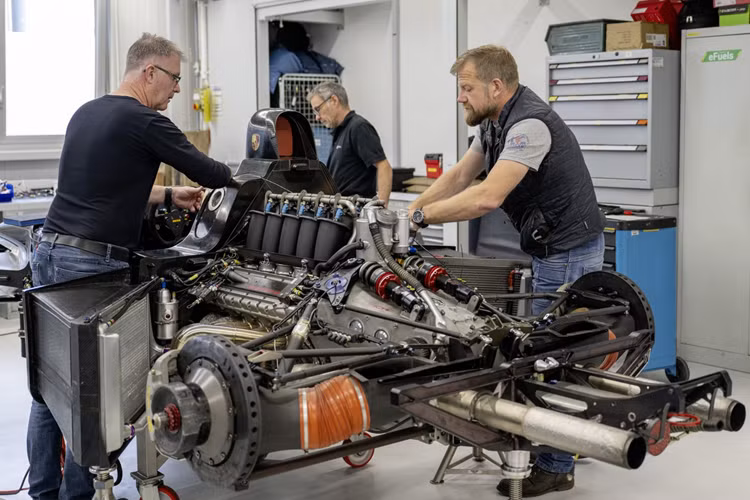 Chiếc LMP 2000 gần đây đã quay trở lại đường đua nhờ các chuyên gia tại Porsche Heritage Experience do Alexander E. Klein điều hành: “Đối với những người chúng tôi tại Porsche Heritage and Museum, đây chắc chắn là khoảnh khắc vô cùng đặc biệt.