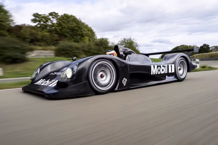 Thương hiệu Porsche từng ra mắt mẫu xe đua LMP 2000 vào năm 1999. Ở thời điểm này, mẫu xe bắt đầu bằng việc ra mắt trên đường thử của Trung tâm phát triển Weissach. Porsche LMP 2000 thể thao ban đầu được thiết kế để giành chiến thắng tại Le Mans.