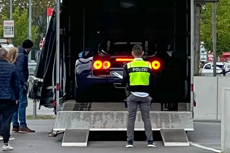 Sau đó nhiều người đã nghe các âm thanh dưới hầm, vài chục phút sau đã có 4 chiếc siêu xe Bugatti Veyron được lái lên. Dưới sự chứng kiến của cảnh sát, trong đó, 2 chiếc Veyron màu đen, 1 xe màu xanh và chiếc xe còn lại mang màu nâu đẹp mắt.