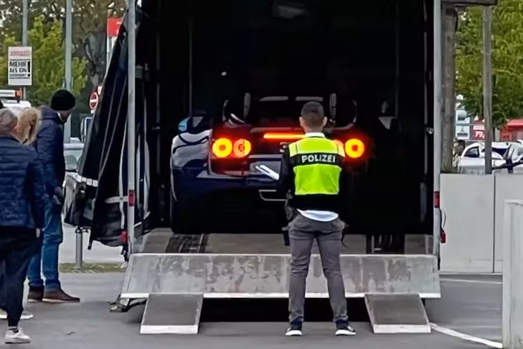 Sau đó nhiều người đã nghe các âm thanh dưới hầm, vài chục phút sau đã có 4 chiếc siêu xe Bugatti Veyron được lái lên. Dưới sự chứng kiến của cảnh sát, trong đó, 2 chiếc Veyron màu đen, 1 xe màu xanh và chiếc xe còn lại mang màu nâu đẹp mắt.