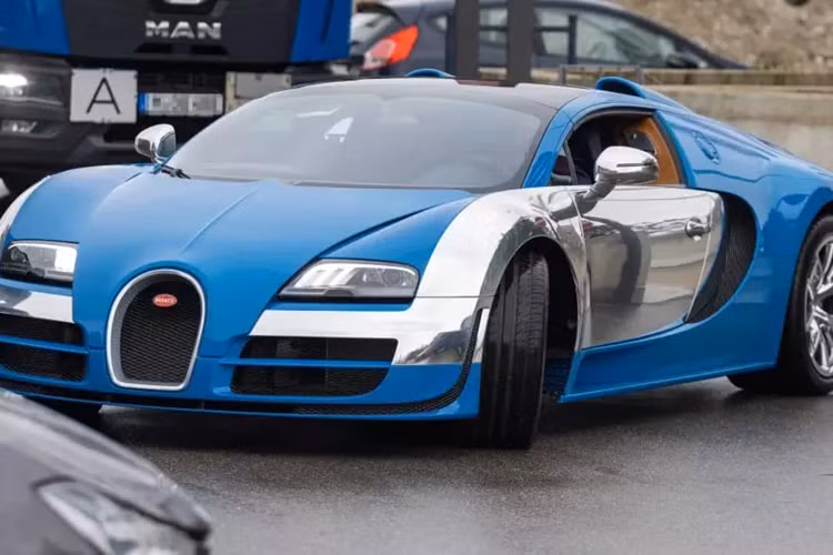 Đáng chú ý trong đợt truy quét này, có tới 4 chiếc siêu xe triệu đô mang thương hiệu Bugatti đang đỗ dưới tầng hầm đã lọt vào tầm ngắm của giới chức trách nước này.