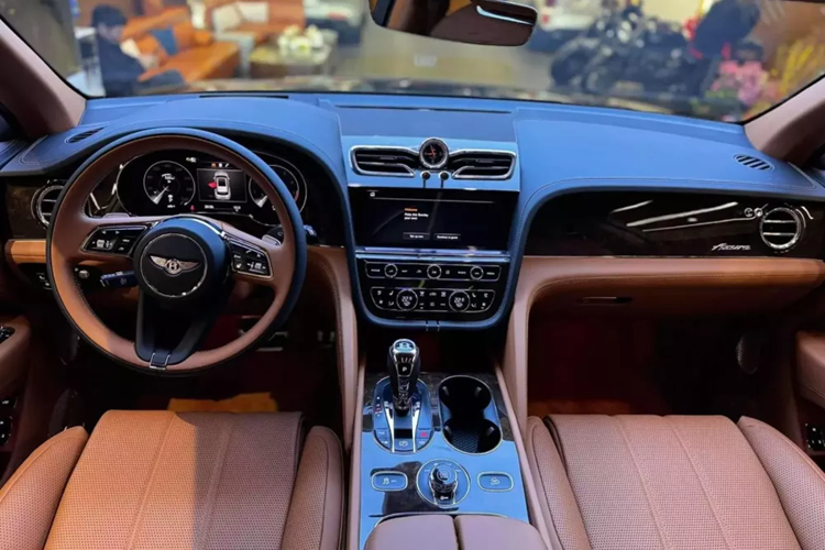 Thậm chí, hãng xe Anh quốc còn tuyên bố khá hùng hồn, Bentley Bentayga EWB nhằm thay thế Bentley Mulsanne, dù cả 2 chiếc xe này thuộc phân khúc khác nhau, nhưng ngụ ý của hãng, anh nào đã ngồi Bentley Mulsanne rồi, lên Bentley Bentayga EWB chỉ có sướng, vì dài, cao và êm hơn.