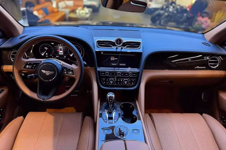 Thậm chí, hãng xe Anh quốc còn tuyên bố khá hùng hồn, Bentley Bentayga EWB nhằm thay thế Bentley Mulsanne, dù cả 2 chiếc xe này thuộc phân khúc khác nhau, nhưng ngụ ý của hãng, anh nào đã ngồi Bentley Mulsanne rồi, lên Bentley Bentayga EWB chỉ có sướng, vì dài, cao và êm hơn.