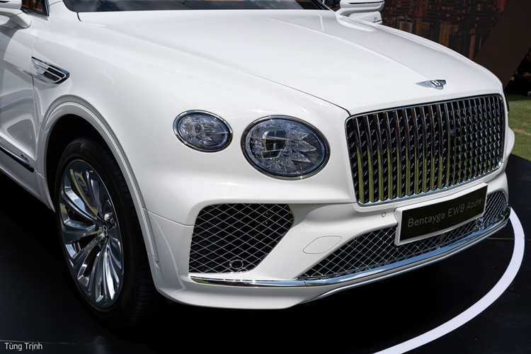 Tùy chọn hệ thống giải trí phía sau Bentley Rear Entertainment cho phép hành khách sử dụng màn hình 10,1 inch gắn sau lưng ghế trước để theo dõi các nội dung từ thiết bị di động cá nhân. Hay chức năng sưởi cửa sau và sưởi tựa tay trung tâm. Đèn nội thất mang tên Bentley Diamond Illumination (nơi ánh sáng được phát ra dưới lớp da cao cấp có họa tiết kim cương trên cánh cửa).