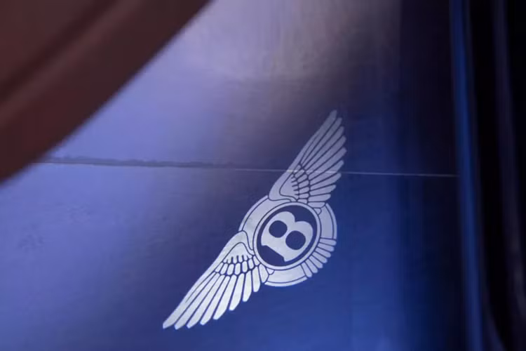 Và tất nhiên, miếng bánh nào ngon thì ai cũng muốn nhảy vào, hết Rolls-Royce với Cullinan rồi đến lượt Mercedes-Benz với Maybach GLS. Bentley đã cố nhồi thêm rất nhiều phiên bản cho Bentayga, và vào tháng 5 năm 2022, Bentley Bentayga Extended Wheelbase ra mắt là đỉnh cao của thiết kế xe SUV siêu sang