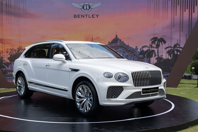 Nội công này sẽ kết hợp với hộp số tự động 8 cấp, nhờ đó, giúp xe Bentley Bentayga EWB Azure có khả năng tăng tốc từ vị trí đứng yên lên 100 km/h chỉ trong thời gian 4,6 giây, trước khi đạt tốc độ tối đa 290 km/h.