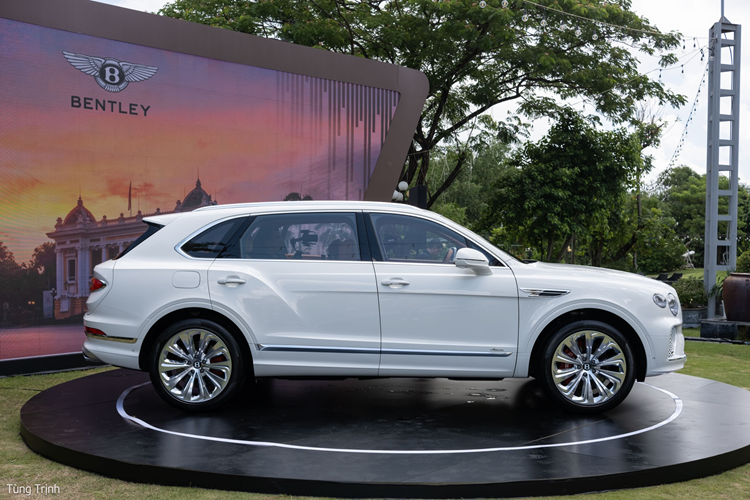 Là 1 chiếc xe SUV siêu sang, nhưng Bentley Bentayga EWB Azure vẫn sở hữu khối động cơ mạnh mẽ, cụ thể xe được trang bị động cơ xăng V8 tăng áp kép, dung tích 4.0 lít, sẽ sản sinh ra công suất 542 mã lực và mô-men xoắn 770 Nm.