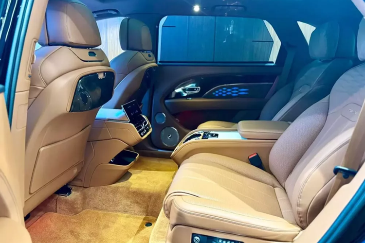 Sau cùng là bộ mâm xe có kích thước 22 inch tiêu chuẩn có thiết kế độc quyền dành riêng cho Azure, cùng các tùy chọn 21 inch và 22 inch với 5 chấu nổi bật, cho đến nắp bình nhiên liệu và nắp dầu động cơ được chế tác với hiệu ứng sáng bóng như đá quý.