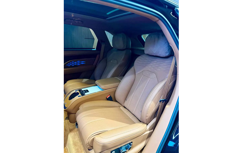 Nói một cách dân dã nhất, nóc nhà muốn xem phim và thay vì phải chọn rạp gần nhất, hàng ghế sau của Bentley Bentayga EWB Azure có thể biến thành 1 rạp chiếu phim di động. Còn đi sâu hơn, đây là loại ghế hàng không hạng thương gia Bentley Airline Seat Specification sở hữu khả năng cảm biến nhiệt độ tự động đầu tiên trên thế giới