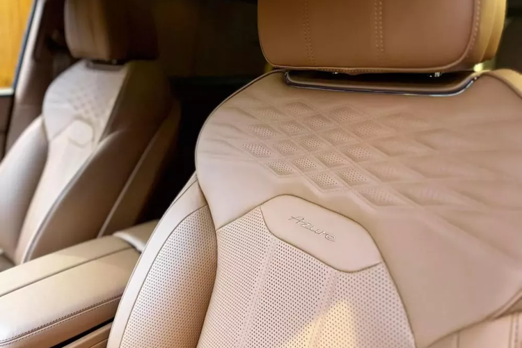 Ngoài ra, tính năng Seat Auto Climate cho phép hành khách chọn mức nhiệt độ mong muốn thông qua 6 cấp độ khác nhau. Cả nhiệt độ bề mặt và độ ẩm trên ghế đều được điều chỉnh phù hợp cho sức khỏe người ngồi.