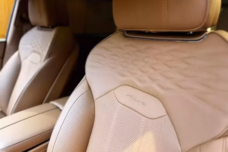 Ngoài ra, tính năng Seat Auto Climate cho phép hành khách chọn mức nhiệt độ mong muốn thông qua 6 cấp độ khác nhau. Cả nhiệt độ bề mặt và độ ẩm trên ghế đều được điều chỉnh phù hợp cho sức khỏe người ngồi.