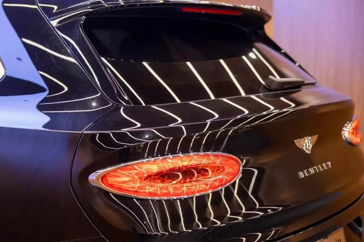 Việc đặt mua xe Bentley Bentayga EWB Azure chính hãng có thể khiến khách hàng phải chờ đợi từ 6 tháng đến hơn 1 năm, nhưng hiện tại, trên thị trường đang có sẵn 1 xe Bentley Bentayga EWB Azure mới tinh, nhập khẩu chính hãng, ngoại thất sơn màu đen, cùng nhiều chi tiết mạ crôm.