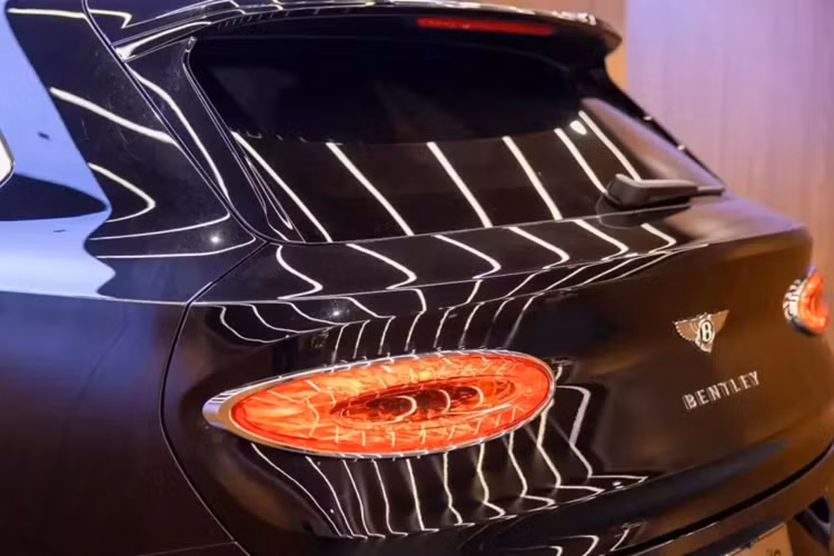 Việc đặt mua xe Bentley Bentayga EWB Azure chính hãng có thể khiến khách hàng phải chờ đợi từ 6 tháng đến hơn 1 năm, nhưng hiện tại, trên thị trường đang có sẵn 1 xe Bentley Bentayga EWB Azure mới tinh, nhập khẩu chính hãng, ngoại thất sơn màu đen, cùng nhiều chi tiết mạ crôm.