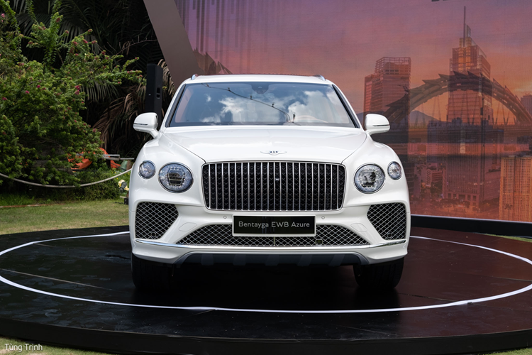 Tiếp đến, chiếc SUV siêu sang Bentley Bentayga EWB Azure còn có các tính năng tùy chọn như hệ thống âm thanh Naim for Bentley đáp ứng chất lượng âm thanh cho các audiophile, cho đến bàn dã ngoại có thể gấp gọn phía cốp sau.