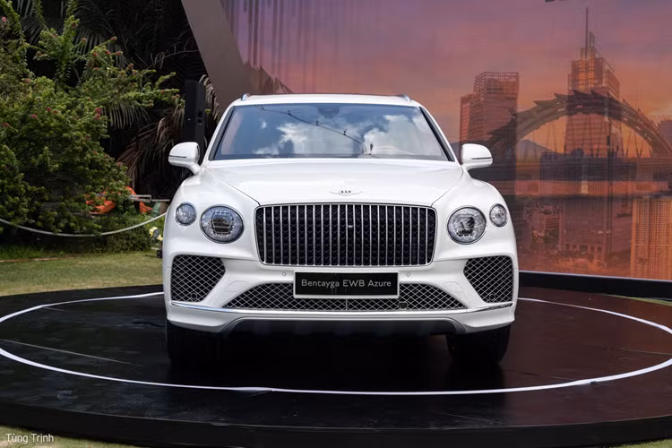 Tiếp đến, chiếc SUV siêu sang Bentley Bentayga EWB Azure còn có các tính năng tùy chọn như hệ thống âm thanh Naim for Bentley đáp ứng chất lượng âm thanh cho các audiophile, cho đến bàn dã ngoại có thể gấp gọn phía cốp sau.