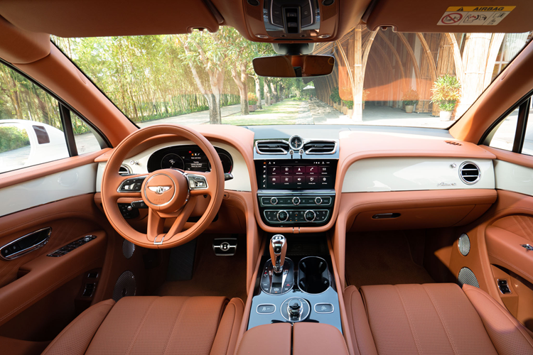 Cụ thể, Bentley Bentayga EWB Azure được kéo chân dài ra thêm 180 mm, nhờ đó, mang đến nội thất rộng rãi hơn, tiếp đến là logo Azure xuất hiện ngay sau bánh xe trước, trên thanh nẹp mạ crôm chạy hết bên hông xe, dễ nhận ra so với bản tiêu chuẩn.