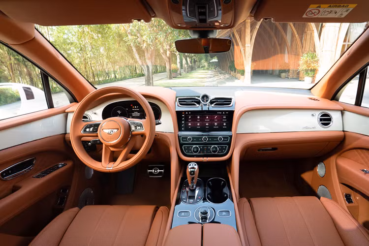 Cụ thể, Bentley Bentayga EWB Azure được kéo chân dài ra thêm 180 mm, nhờ đó, mang đến nội thất rộng rãi hơn, tiếp đến là logo Azure xuất hiện ngay sau bánh xe trước, trên thanh nẹp mạ crôm chạy hết bên hông xe, dễ nhận ra so với bản tiêu chuẩn.